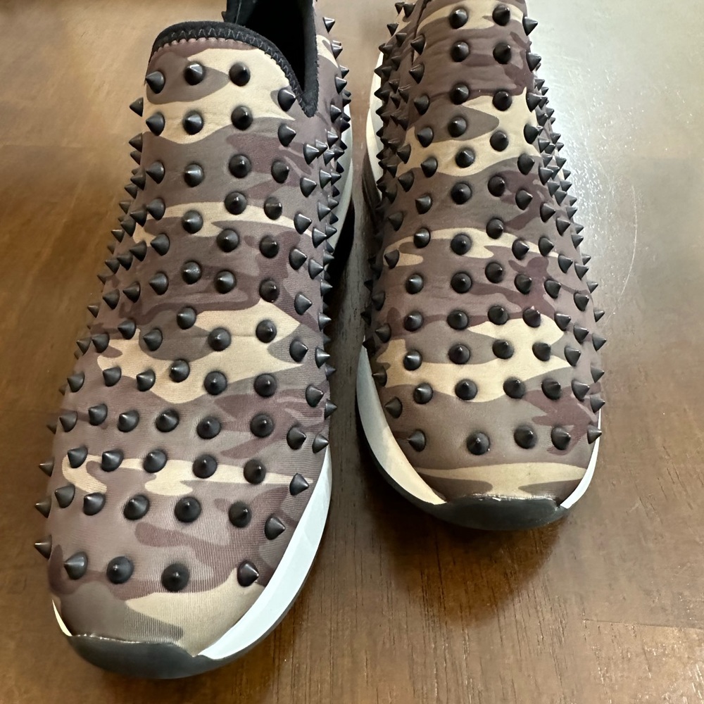 Gianni Bini Women’s Camo studded platform sneakers size 8.5
